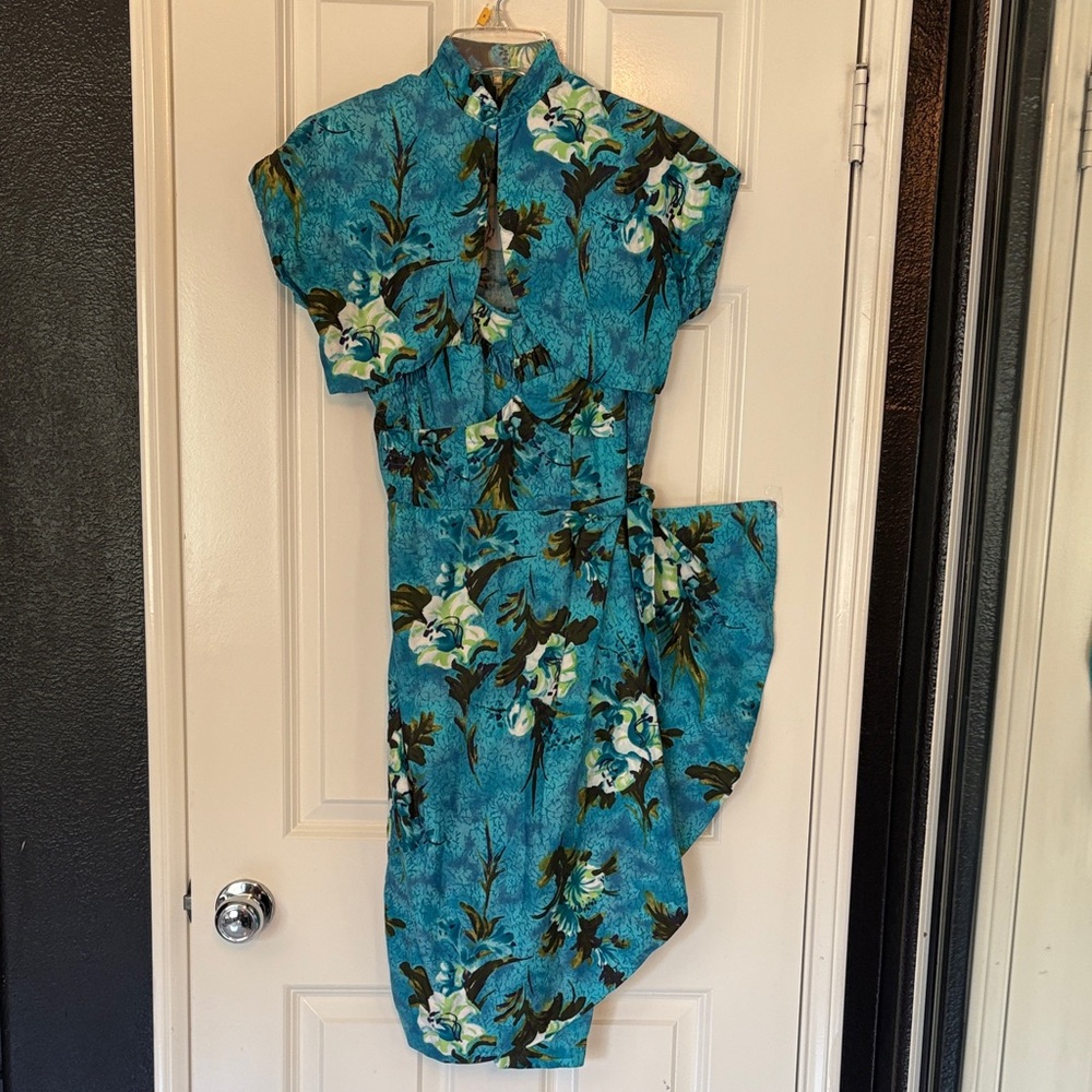 Vintage 1950s wiggle Hawaiian novelty pinup floral dress bolero shrug set